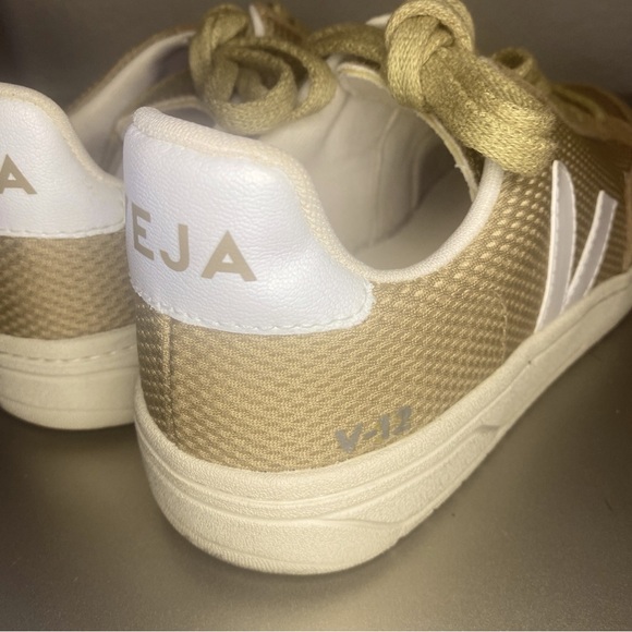 EUC/LIKE NEW VEJA V-12 VEGAN ALVEOMESH IN DUNE WHITE - SIZE 6 - Picture 14 of 16